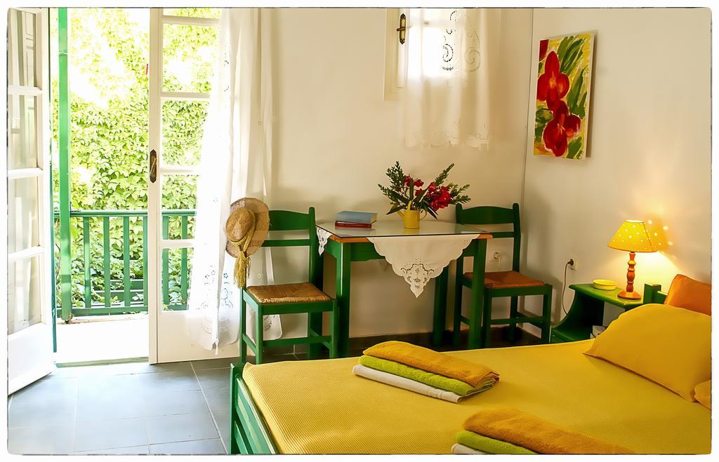 Georgios Milos Adamantas  Room photo